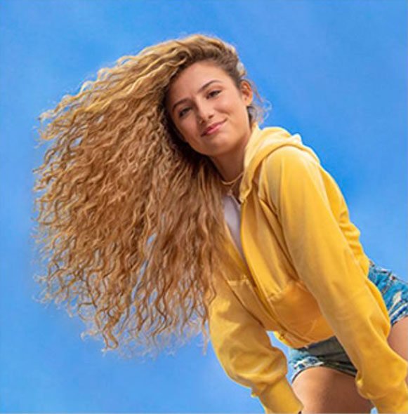Sofía Surfers featured in Garnier Fructis Nutri Rizos advertising campaign.